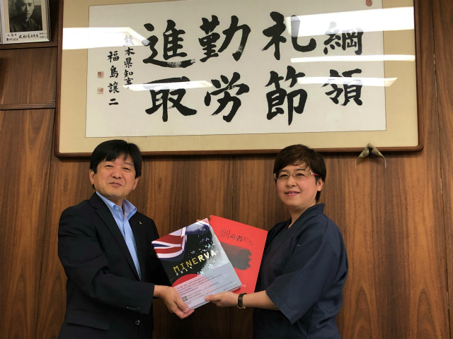 母校人吉高校で贈呈式